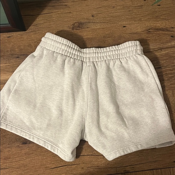 ARITZIA Boyfriend Fit Sweatfleece Cozy Fleece Women’s Grey Lounge Casual Shorts - Picture 8 of 8